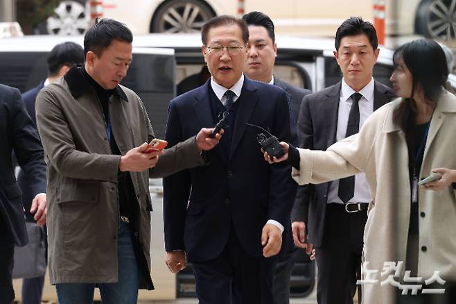 내란 중요임무 종사 및 직권남용 권리행사 방해 혐의로 구속영장이 재청구된 박성재 전 법무부 장관이 13일 오전 서울 서초구 서울중앙지방법원에서 열린 영장실질심사에 출석하고 있다.  박 전 장관은 윤석열 전 대통령의 비상계엄 선포 이후 법무부 실·국장 회의를 소집하고, 합동수사본부 검사 파견 검토 및 교정시설 수용 여력 점검, 출국 금지 담당 직원 출근 등을 지시하는 등 내란 범죄에 가담한 혐의를 받는다. 류영주 기자