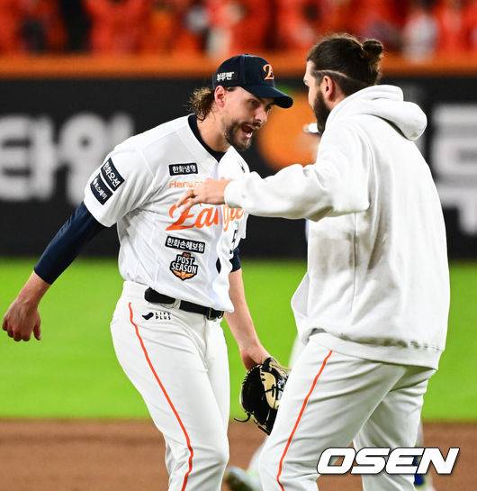 [OSEN=대전, 지형준 기자] 드디어 한화 이글스에 우승의 때가 왔다.프로야구 한화 이글스는 24일 대전 한화생명볼파크에서 열린 2025 신한 SOL뱅크 KBO 플레이오프(5전 3선승제) 삼성 라이온즈와의 5차전에서 11-2 완승을 거뒀다.정규시즌 2위에 올라 플레이오프에 직행한 한화는 시리즈 전적 3승 2패로 한국시리즈행 티켓을 거머쥐었다. 2006년 이후 19년 만에 한국시리즈 진출이다. 반면 NC 다이노스와 와일드카드 결정전(1승 1패), SSG 랜더스와 준플레이오프(3승 1패)를 거쳐 플레이오프에 오른 4위 삼성은 투혼의 명승부에도 2년 연속 한국시리즈 진출이 좌절됐다.&nbsp;경기를 마치고 한화 와이스, 폰세가 승리를 기뻐하고 있다. 2025.10.24 /jpnews@osen.co.kr