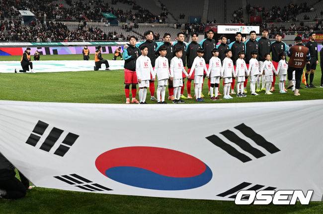 [OSEN=서울월드컵경기장, 이대선 기자] 홍명보 감독이 이끄는 대한민국 축구대표팀이 18일 오후 서울월드컵경기장에서 아프리카 강호 가나와 평가전을 가졌다.홍명보호의 2025년의 끝을 장식할 경기다. 내달 2026 국제축구연맹(FIFA) 북중미 월드컵 조 추첨을 앞두고 열리는 마지막 평가전이기도 하다. 현재 한국은 가나전 결과와 상관없이 사실상 월드컵 포트 2가 확정된 상태다. 아프리카 예선을 뚫고 북중미행에 성공한&nbsp;가나는 FIFA 랭킹 73위다.&nbsp;22위 한국보다는 51계단&nbsp;낮다. 하지만 통산 전적에서 4승 3패로 한국보다 우위다.&nbsp;경기에 앞서 대한민국 선수들이 애국가를 부르고 있다. 2025.11.18 /sunday@osen.co.kr