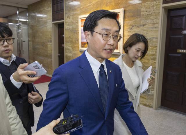 ▲더불어민주당 장경태 의원이 27일 국회에서 취재진 질문을 받으며 이동하고 있다. 서울경찰청 여성청소년범죄수사계는 한 여성이 장 의원을 준강제추행 혐의로 고소한 사건을 서울 영등포경찰서로부터 이첩받고 사실관계 확인에 들어간 것으로 알려졌다. 장 의원은 페이스북을 통해 "전혀 사실이 아닌 허위 무고와 관련 음해에 대해 법적 조치를 포함해 강력 대응하겠다"며 의혹을 전면 부인했다. ⓒ연합뉴스