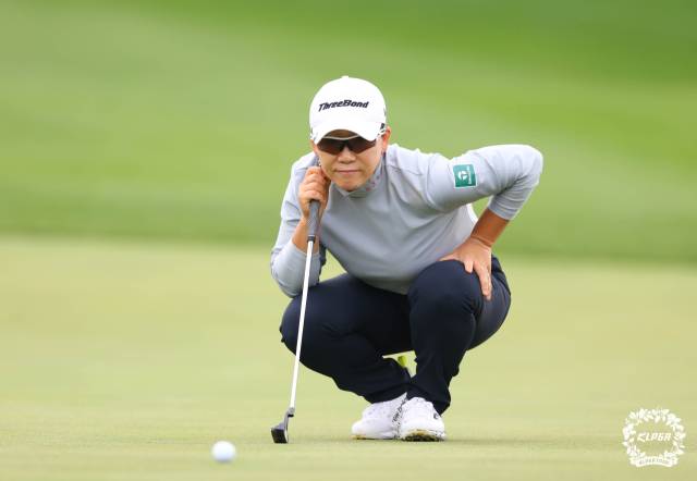 그린 경사를 파악하고 있는 신지애. 사진 제공=KLPGA