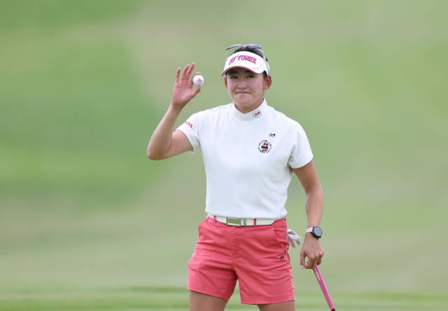 퍼팅 후 갤러리에게 인사하고 있는 이와이 치사토. 사진 제공=대홍 기획