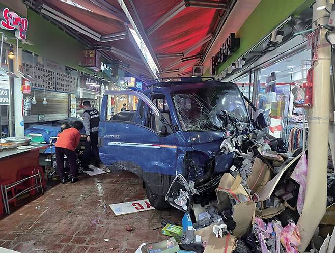 11월13일 경기 부천시 오정구 원종동 제일시장에서 트럭이 상점 앞으로 돌진하는 사고가 났다. ⓒ연합뉴스