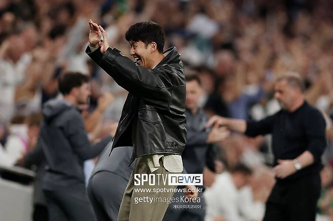 ▲ 손흥민은 지난여름 이적 발표 직후 곧바로 토트넘을 떠나야 했다. 홈팬들과 마지막 눈인사를 하지 못한 채 10년의 시간을 뒤로 한 손흥민은 최근 콘텐츠 촬영에서도 “홈 팬들과 제대로 인사를 나누지 못했다. 서로 인사할 자격이 있다고 생각한다”고 강조했다.