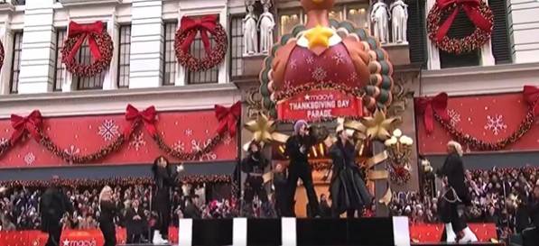 추수감사절 뉴욕시내 퍼레이드에 등장 노래하는 헌트릭스 /사진 MSNBC라이브 화면 캡처
