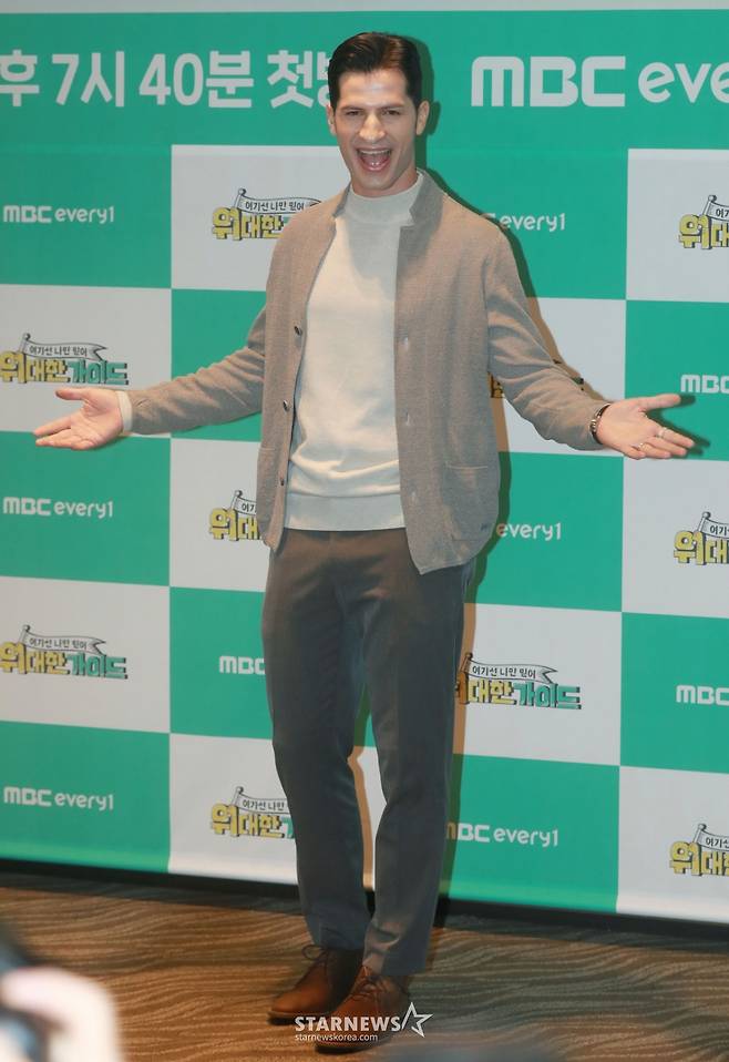 방송인 알베르토 몬디가 16일 오후 서울 마포구 상암동 스탠포드 호텔에서 진행된 MBC에브리원 새 예능 '위대한 가이드' 제작발표회에 참석해 포즈를 취하고 있다. /2023.10.16 /사진=이동훈