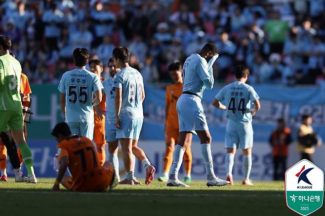 지난 23일 제주월드컵경기장에서 열린 제주 SK와 대구FC전 무승부 이후 아쉬워하고 있는 양 팀 선수들. /사진=한국프로축구연맹 제공