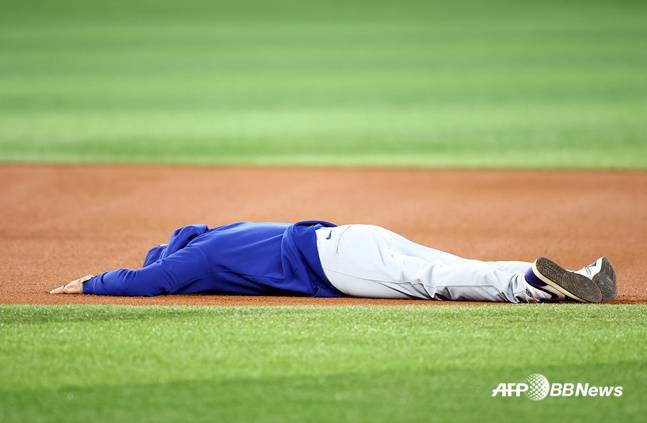 데이브 로버츠 LA 다저스 감독이 김혜성과 달리기 시합 중 넘어지고 있다. /AFPBBNews=뉴스1