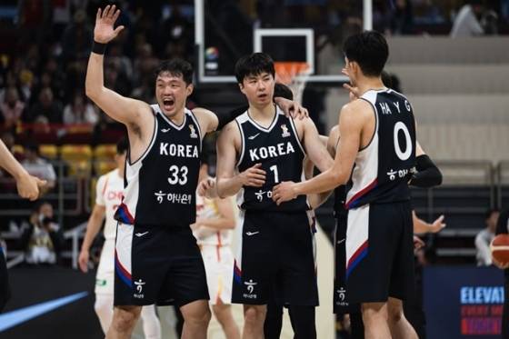 28일(한국시간) 중국 베이징의 우커쑹 스포츠 아레나에서 열린 중국과의 2027 국제농구연맹(FIBA) 농구 월드컵 아시아 예선 1라운드 B조 1차전 중 이승현(왼쪽부터), 이현중, 하윤기. /사진=FIBA 공식 홈페이지