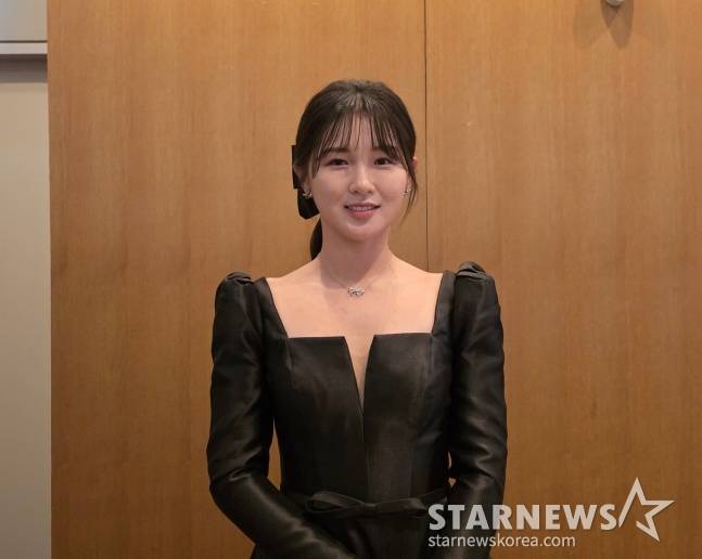 국내특별상을 수상한 박현경이 28일 서울특별시 강남구에 위치한 그랜드 인터컨티넨탈 서울 파르나스에서 열린 2024 한국여자프로골프(KLPGA) 대상 시상식에서 포즈를 취하고 있다. /사진=김동윤 기자