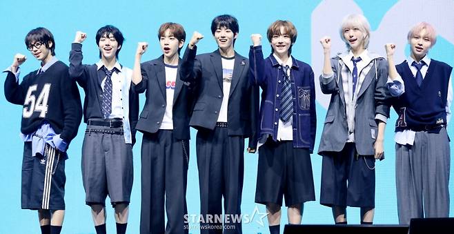 그룹 아이딧이 15일 서울 광진구 예스24라이브홀에서 진행된 첫 번째 미니 앨범 '아이 디드 잇.(I did it.)' 발매 기념 쇼케이스에서 포즈를 취하고 있다. /2025.09.15 /사진=김휘선 hwijpg@