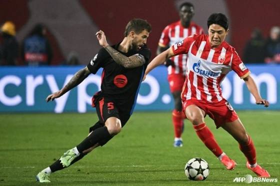 세르비아 베오그라드의 스타디온 라이코 미티치에서 열린 2024~2025시즌 유럽축구연맹(UEFA) 챔피언스리그(UCL) 4라운드 이니고 마르티네스(왼쪽)와 몸싸움을 벌이는 설영우. /AFPBBNews=뉴스1