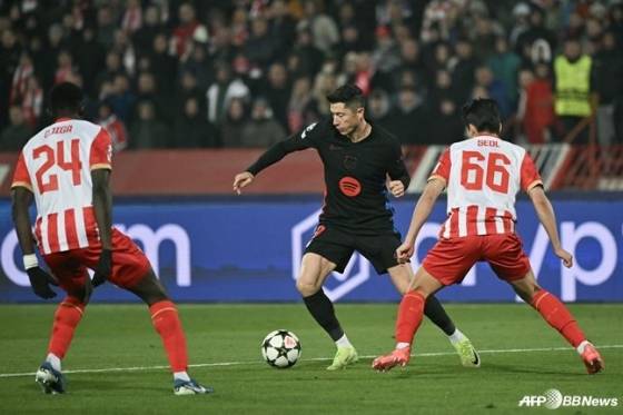 설영우(오른쪽)가  세르비아 베오그라드의 스타디온 라이코 미티치에서 열린 2024~2025시즌 유럽축구연맹(UEFA) 챔피언스리그(UCL) 4라운드에 선발 출전해 로베르트 레반도프스키(가운데)를 막아서고 있다. /AFPBBNews=뉴스1