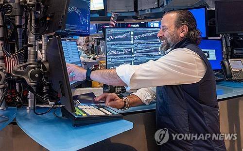 뉴욕증권거래소의 트레이더 [AFP 연합뉴스 자료사진. 재판매 및 DB 금지]