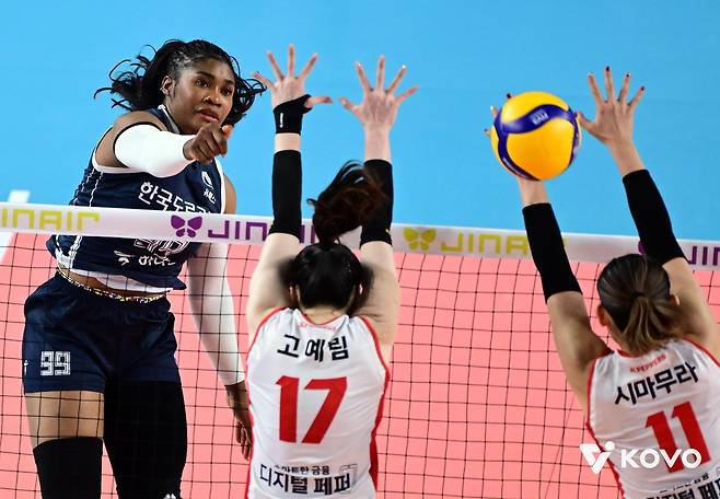 공격하는 한국도로공사의 모마(맨 왼쪽) [한국배구연맹 제공. 재판매 및 DB 금지]