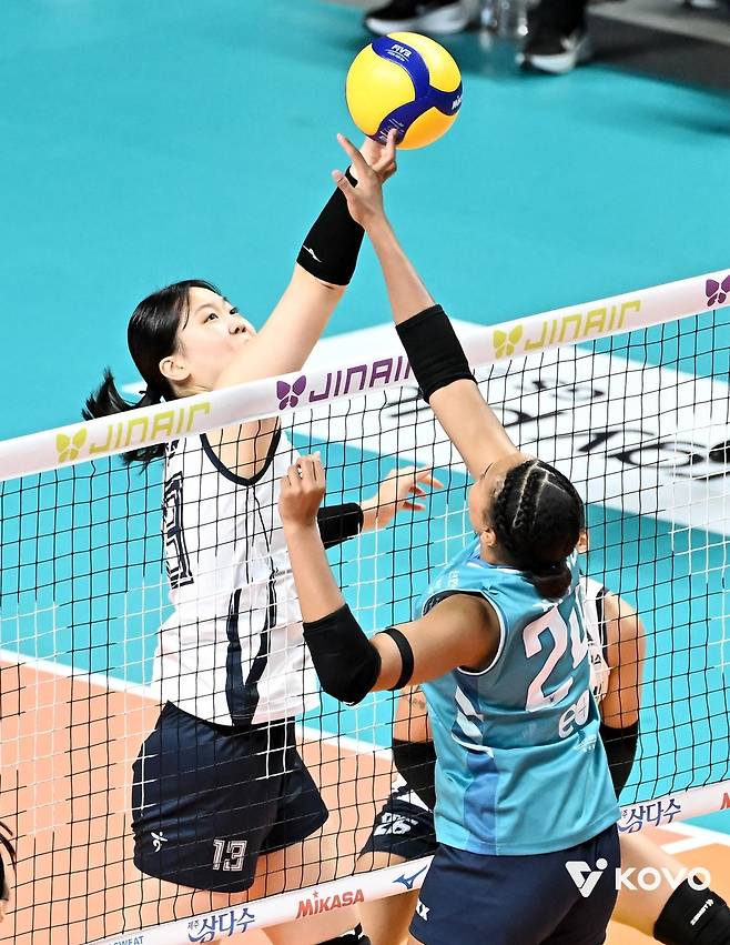 레이나와 공을 다투는 이지윤(왼쪽) [한국배구연맹 제공. 재판매 및 DB 금지]