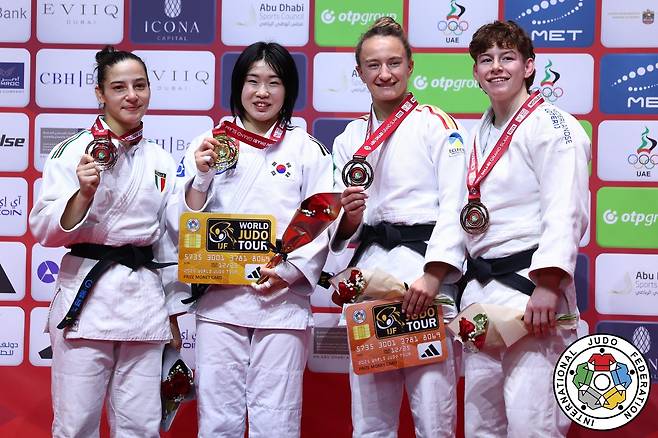 금메달 딴 허미미 허미미(왼쪽에서 두 번째)가 29일(한국시간) 아랍에미리트(UAE) 아부다비 무바달라 아레나에서 열린 국제유도연맹(IJF) 아부다비 그랜드슬램 여자 57㎏급에서 우승한 뒤 메달을 목에 걸고 웃고 있다. [국제유도연맹 제공. 재배포 및 DB 금지]