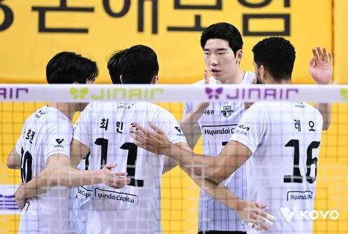 파이팅 외치는 현대캐피탈 선수들 [한국배구연맹 제공. 재판매 및 DB 금지]