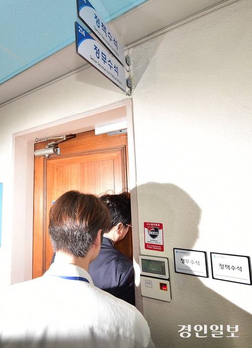 지난 9월 9일 오전 인천시청에서 인천경찰청 관계자들이 압수수색을 집행했다. 2025.9.9 /조재현기자 jhc@kyeongin.com