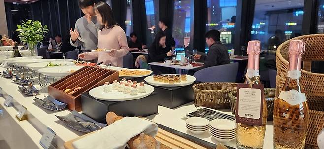 코트야드 메리어트 수원이 지난 28일 진행한 와인 뷔페 '와인 파인 땡큐(Wine Fine Thank You)'에서 이용객들이 다양한 와인과 음식을 즐기고 있다. 신연경기자