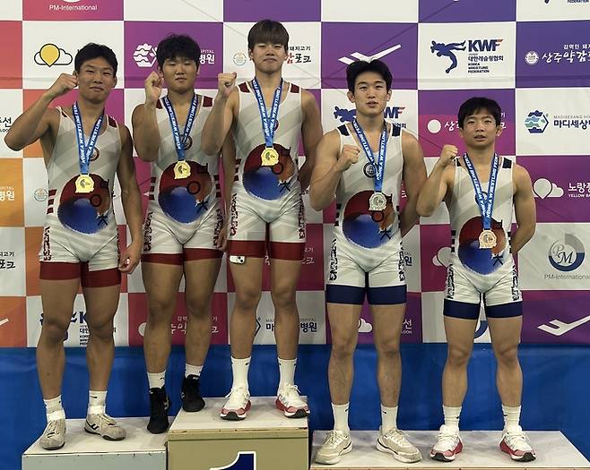 28~29일 강원 고원체육관에서 열린 대회 남고부 그레코로만형서 입상한 봉일천고의 윤병건·문성현·오준호·안호인·김장호가 기념사진을 찍고 있다. 사진=봉일천고등학교