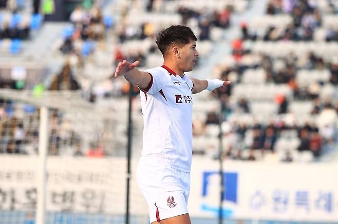 광주FC 헤이스가 30일 수원종합운동장에서 열린 수원FC와의 정규리그 마지막 경기에서 후반 교체 출전 직후 결승골을 터뜨린 후 세리머니를 하고 있다.
        <광주FC 제공>