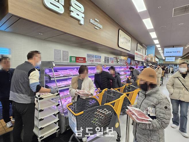 연말 장바구니 부담이 커지는 가운데 이마트의 초특가 행사 '고래잇 페스타'가 올해 마지막 회차를 맞으며 문전성시를 이뤘다. 사진은 정육 코너 앞에 길게 늘어선 소비자들의 대기줄. /정희윤 기자 star@namdonews.com
