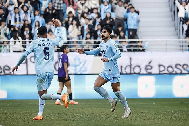 대구FC 세징야가 골을 넣은 뒤 지오바니와 하이파이브를 하고 있다. /대구FC 제공