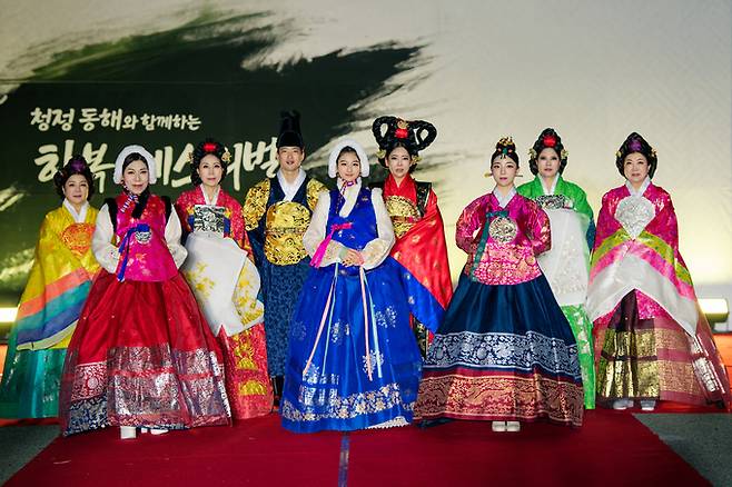 ▲ 한복을 입은 모델들이 런웨이에서 전통의 품격을 보여주고 있다.