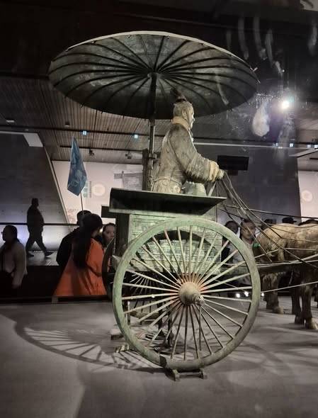 ▲ 병마용갱에서 출토 청동마차와 마부