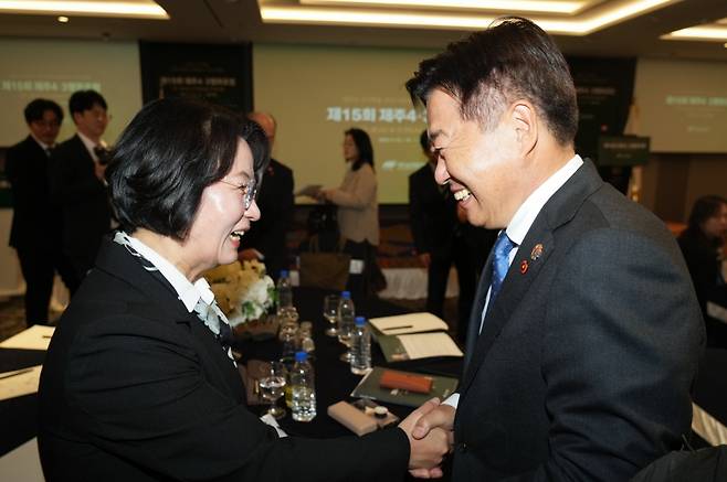 지난달 13일 열린 제주4·3평화포럼에서 오영훈 지사가 추미애 국회 법사위원장과 악수하고 있다.