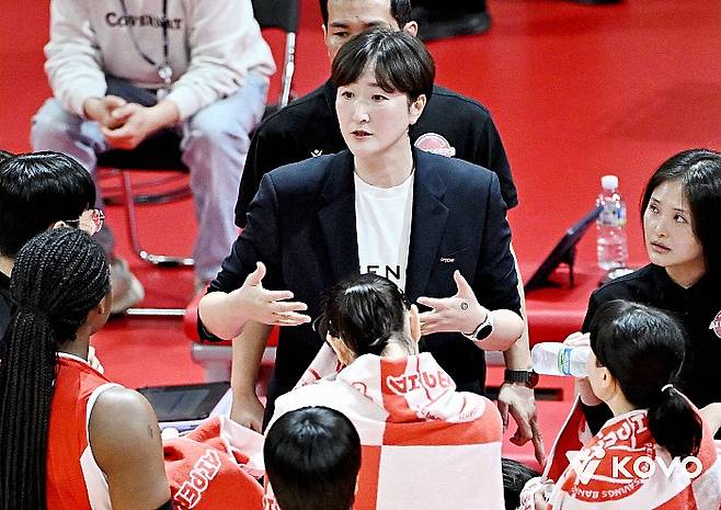30일 장소연 감독이 타임아웃 상황에서 지시를 내리고 있다. KOVO 제공