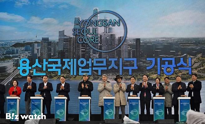 오세훈 서울시장을 비롯한 주요 내빈들이 27일 오후 서울 용산구 한강로 용산국제업무지구 현장에서 개최된 '용산국제업무지구 기공식'에 참석해 기념촬영을 하고 있다./사진=이명근 기자 qwe123@