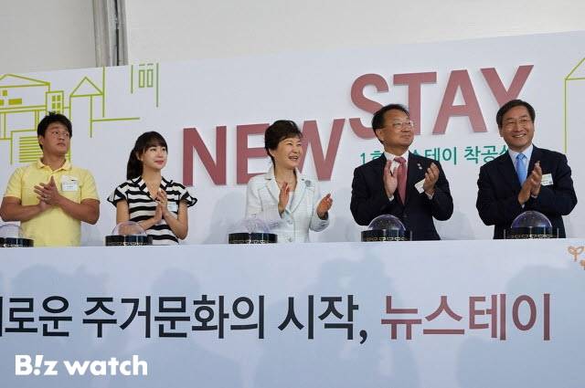 박근혜 대통령이 2015년 9월 17일 인천 도화지구에 짓는 첫 기업형 임대주택(뉴스테이) 착공식에 참석해 행사 중 박수를 치고 있다./사진=청와대