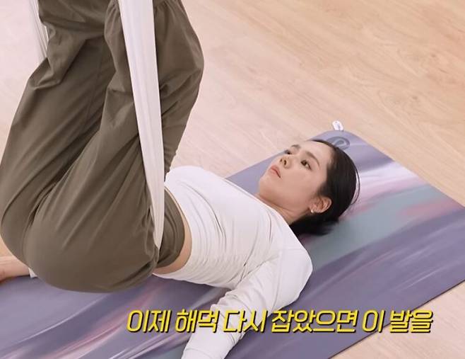 한가인이 플라잉 요가를 하고 있다. 사진=한가인 유튜브 채널 영상 캡처