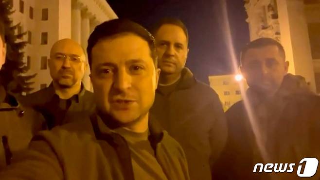 2022년 2월 러시아의 우크라이나 침공 직후 볼로디미르 젤렌스키 대통령(앞)이 안드리 예르마크 비서실장(오른쪽에서 두번째) 등 참모들과 수도 키이우에 남은 모습을 공개했다. ⓒ AFP=뉴스1 ⓒ News1