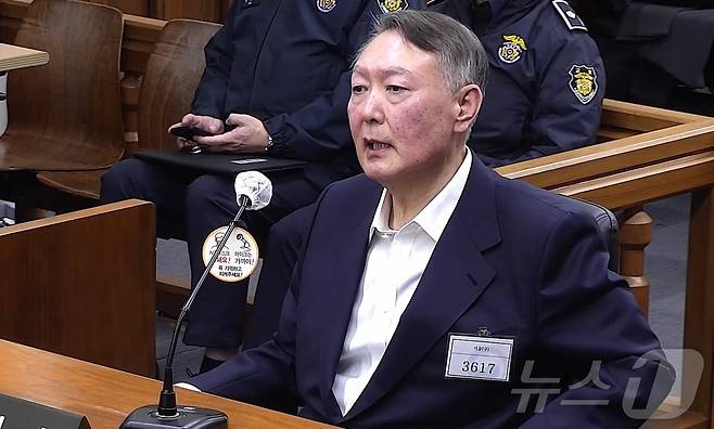 윤석열 전 대통령이 지난 19일 오후 서울 서초구 서울중앙지방법원에서 열린 한덕수 전 국무총리의 내란 중요임무 종사 등 혐의 공판에 증인으로 출석하고 있다. (서울중앙지법 제공. 재판매 및 DB 금지) 2025.11.19/뉴스1