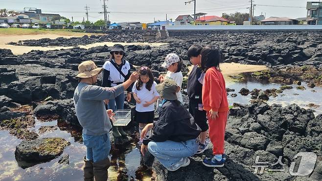 제주시 평대초등학교 3학년 학생들이 이번 학기에 진행했던 '평대생태탐험대' 수업.(평대초등학교 제공)