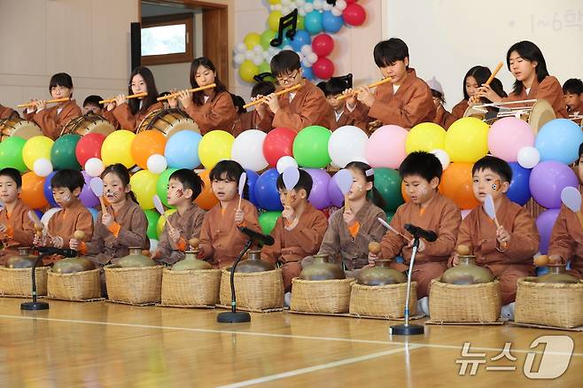 성읍초 전교생이 '벨롱벨롱 꿈자랑 발표회'에서 제주 전통음악을 연주하고 있다.(서울시교육청 제공)