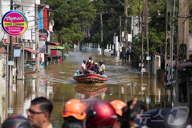 스리랑카 웰람피티야에서 29일 사이클론 디트와로 인한 폭우가 발생해 거리가 물에 잠겨 있다. 2025.11.30 ⓒ 로이터=뉴스1 ⓒ News1 강민경 기자