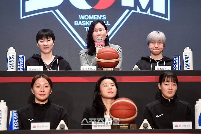 BNK썸 박혜진(왼쪽)과 박정은 감독(가운데), 안혜지가 10일 서울 강서구 메이필드호텔에서 열린 BNK금융 2025-2026 여자프로농구 개막 미디어데이 행사에서 사회자의 질문에 답을 하고 있다. 사진 | 박진업 기자 upandup@sportsseoul.com