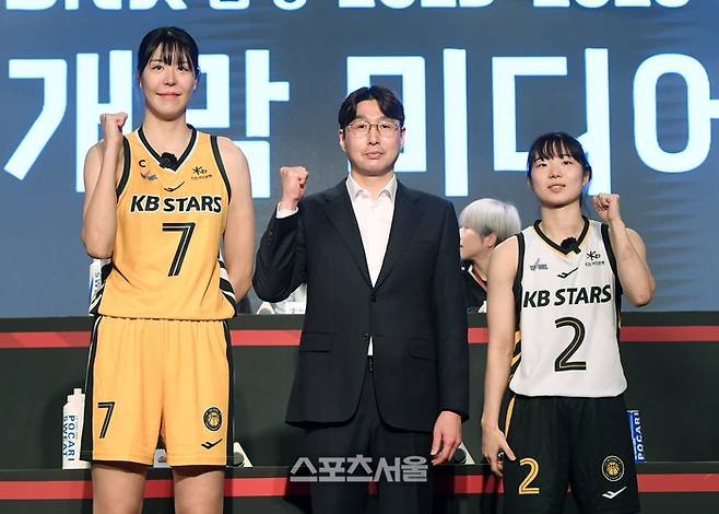 KB스타즈 박지수(왼쪽)와 김완수 감독, 강이슬이 10일 서울 강서구 메이필드호텔에서 열린 BNK금융 2025-2026 여자프로농구 개막 미디어데이 행사에 입장하면서 포즈를 취하고 있다. 사진 | 박진업 기자 upandup@sportsseoul.com