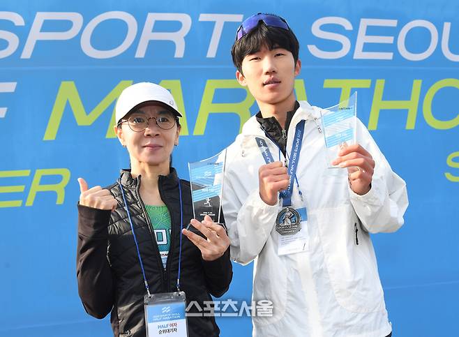 30일 서울 도심 일대에서 열린 ‘2025 스포츠서울 하프마라톤’에서 하프 코스 1위를 차지한 김은아(왼쪽)씨와 최범식 씨가 기념촬영을 하고 있다. 박진업 기자 upandup@sportsseoul.com