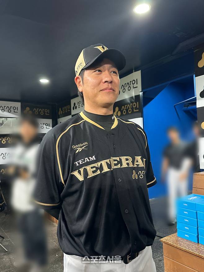 팀 베테랑 감독 강민호가 30일 서울 고척스카이돔에서 열린 ‘더 제네레이션 매치’를 앞두고 취재진의 인터뷰에 응하고 있다. 고척 | 이소영 기자 sshong@sportsseoul.com