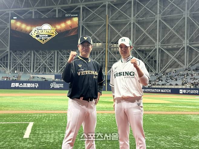 팀 라이징 감독 원태인(오른쪽)과 팀 베테랑 감독 강민호가 30일 서울 고척스카이돔에서 열린 ‘더 제네레이션 매치’에서 포즈를 취하고 있다. 고척 | 이소영 기자 sshong@sportsseoul.com