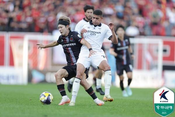 부천FC 카즈(왼쪽)와 성남FC 사무엘이 지난 10월에 치러진 하나은행 K리그2 2025 33라운드에서 경합하고 있다. /사진=한국프로축구연맹