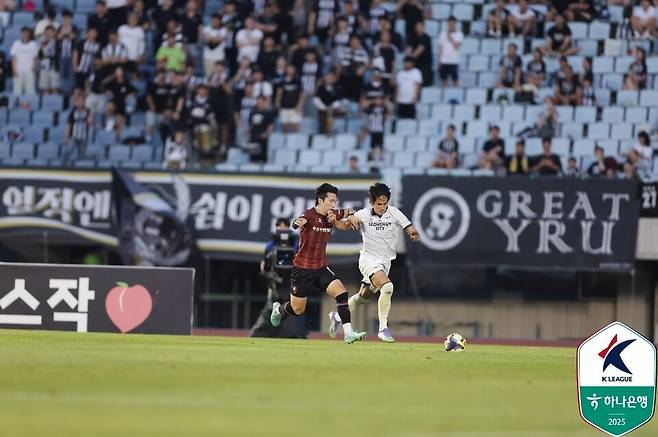 부천FC 박현빈(왼쪽)과 성남FC 이준상이 지난 8월에 치러진 하나은행 K리그2 2025 23라운드에서 경합하고 있다. /사진=한국프로축구연맹