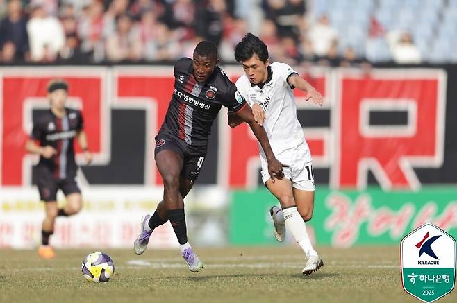 부천FC 몬타뇨(왼쪽)과 성남FC 류준선이 30일 부천종합운동장에서 열린 K리그2 플레이오프에서 경합하고 있다. /사진=한국프로축구연맹