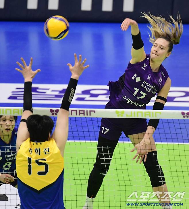 29일 수원체육관에서 열린 배구 V리그 여자부 흥국생명과 현대건설의 경기. 흥국생명 레베카가 현대건설 블로킹을 앞에 두고 스파이크를 날리고 있다. 수원=송정헌 기자songs@sportschosun.com/2025.11.29/