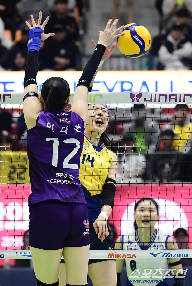 현대건설 양효진의 스파이크를 막아서고 있는 흥국생명 이다현.